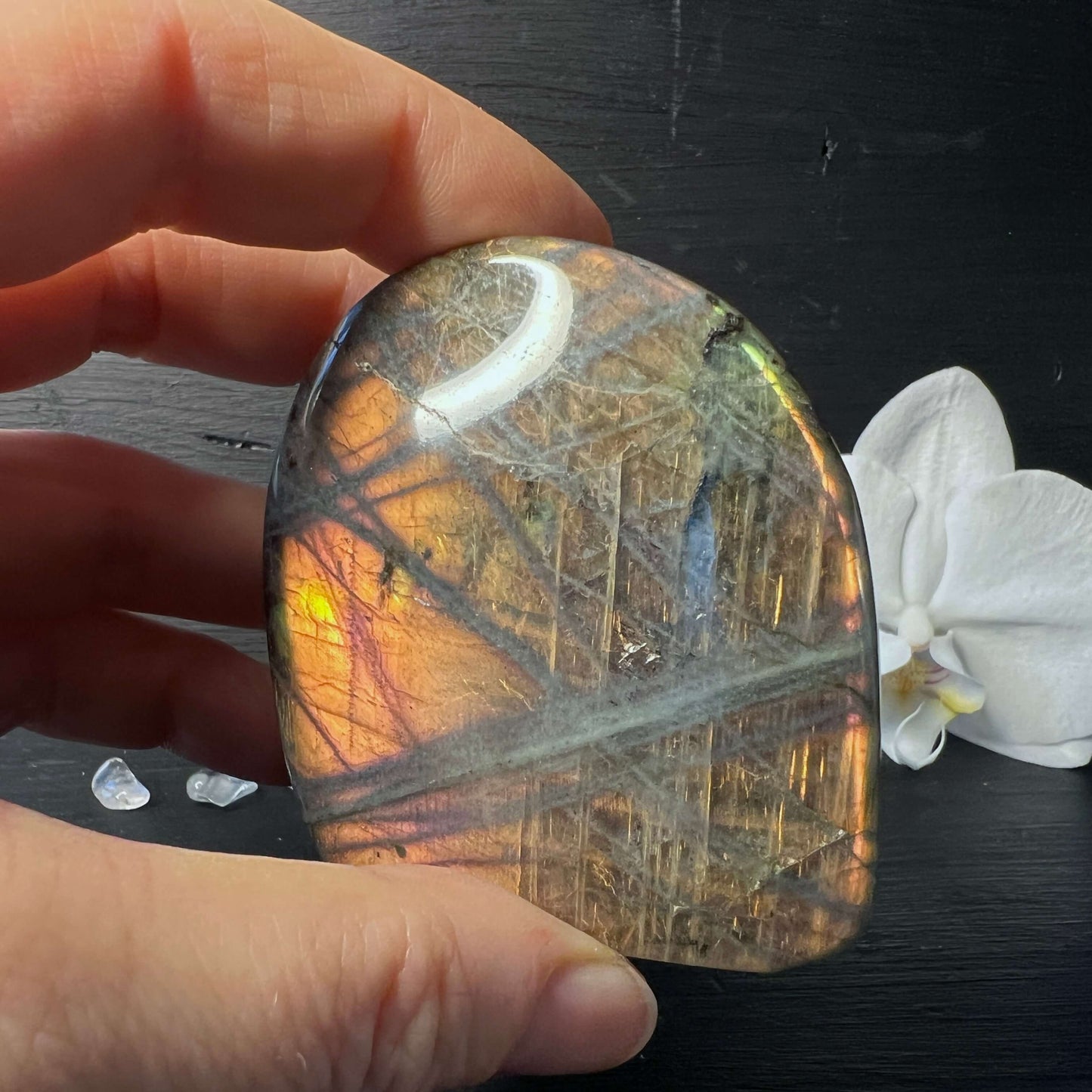Sunset Labradorit Freeform in der Hand | Happy Minerals