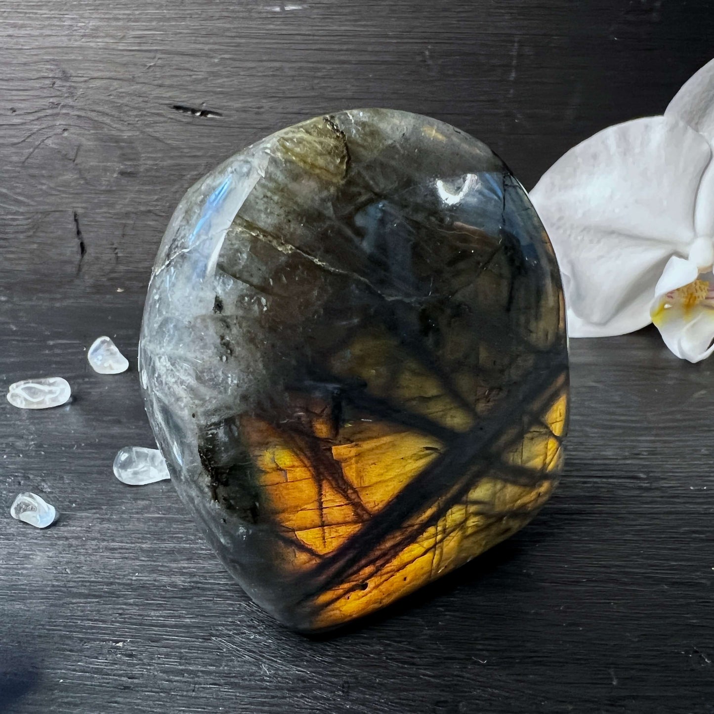 Sunset Labradorit, orange-lila Streifen, von oben - Happy Minerals