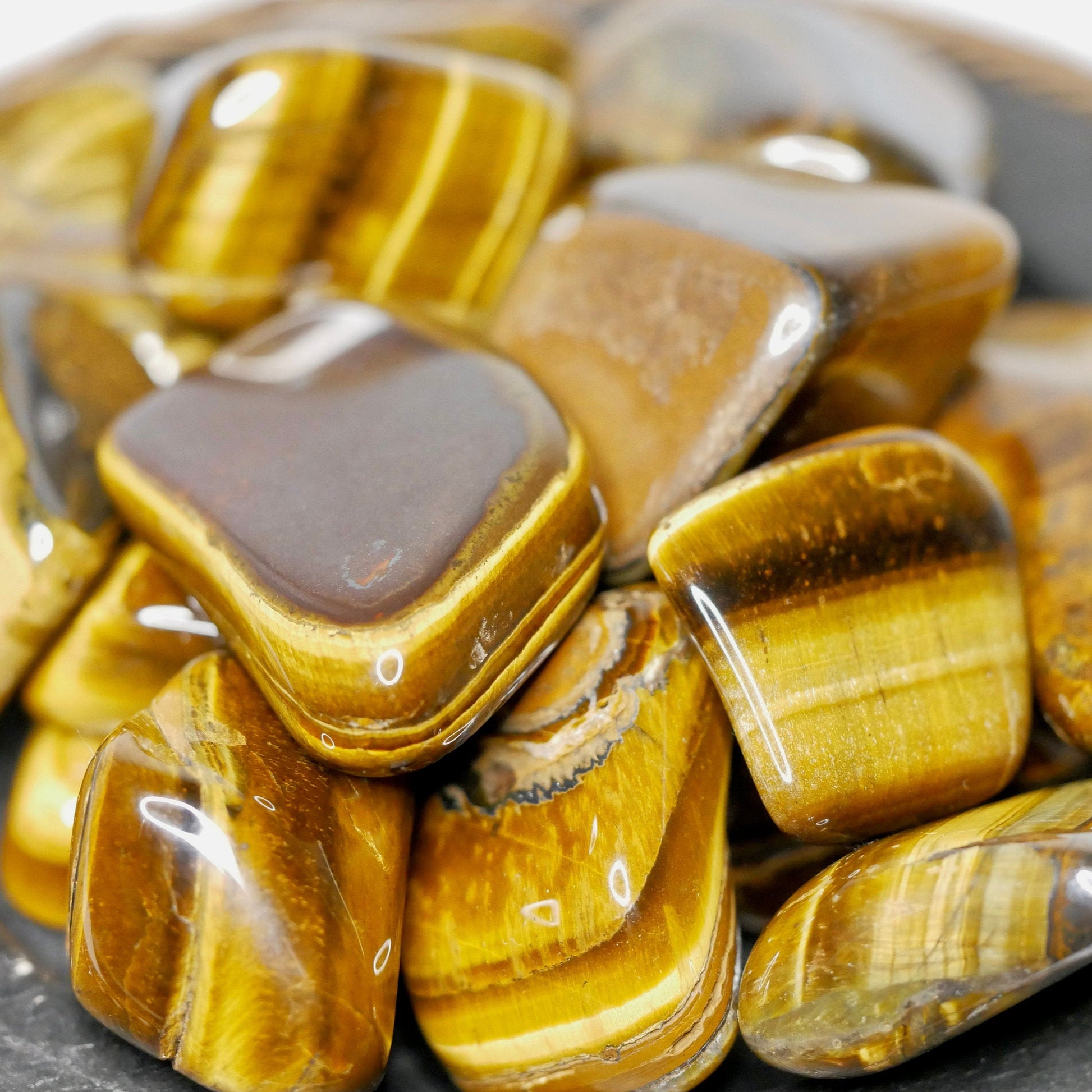 Tigerauge Trommelstein Nahaufnahme | Happy Minerals