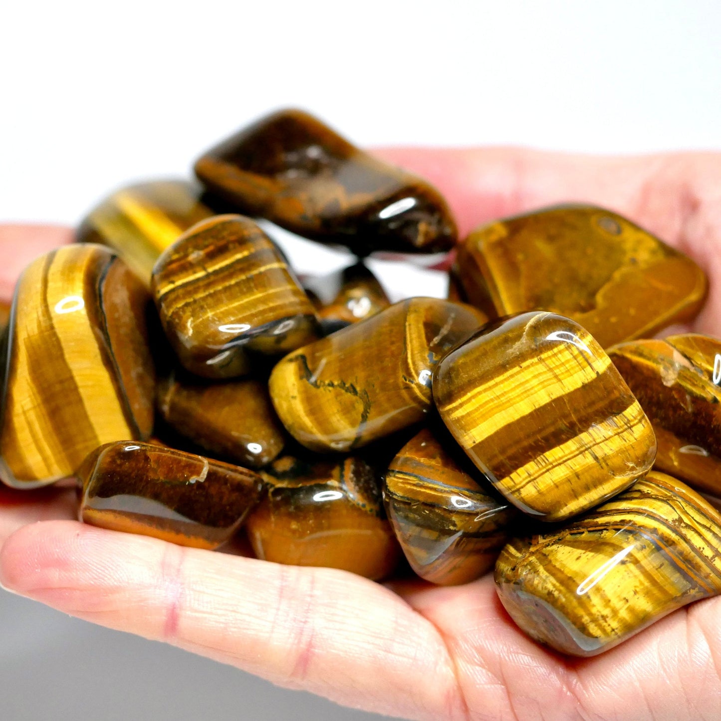 Tigerauge Trommelstein in der Hand| Happy Minerals