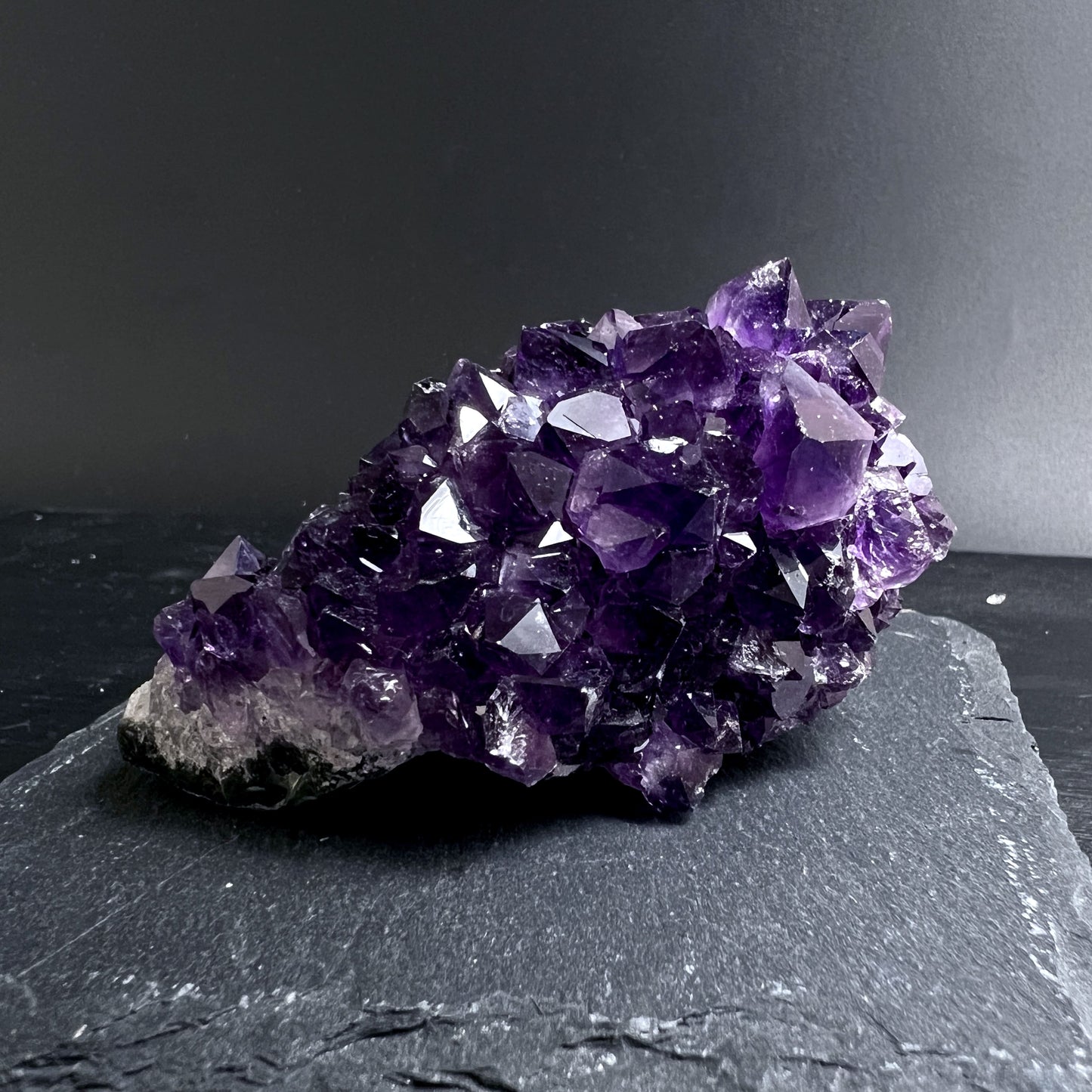 Uruguay Amethyst Cluster auf Schieferplatte mit spitzen Kristallen und violetter Tiefe | Happy Minerals