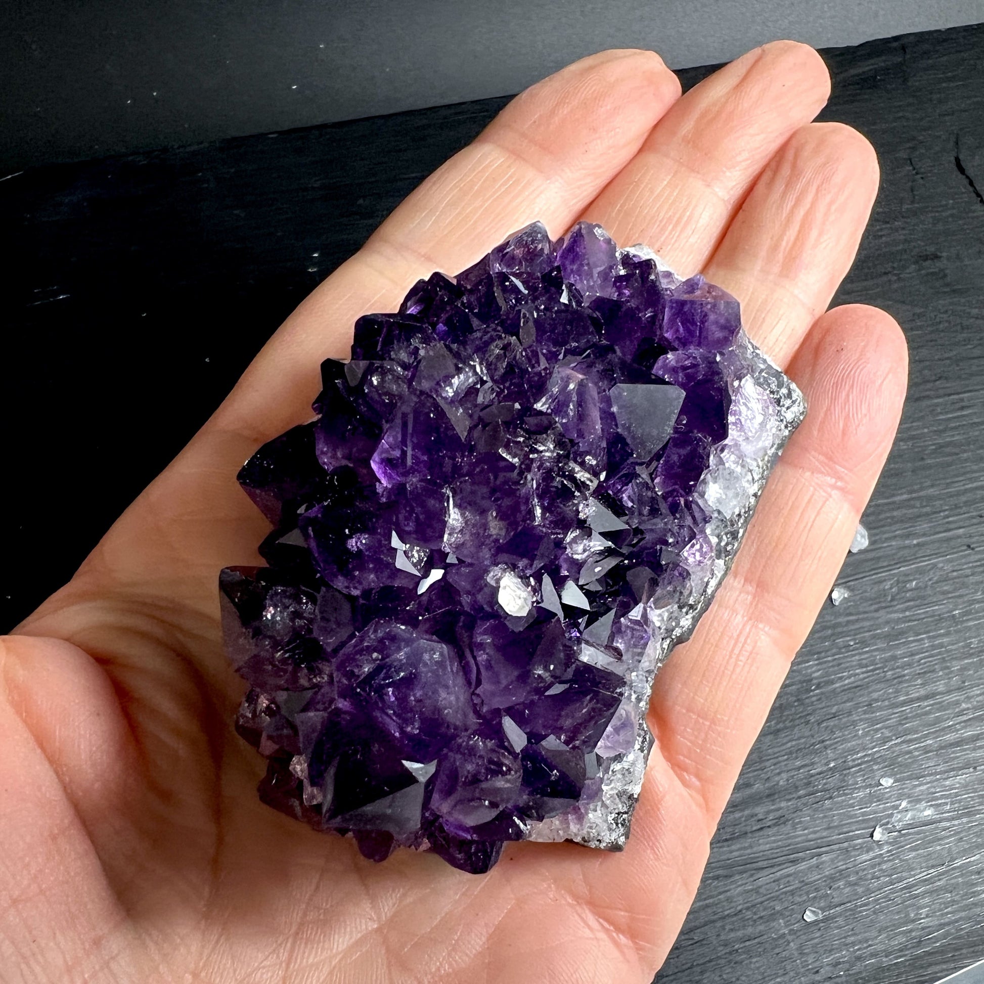 Uruguay Amethyst Cluster in der Handfläche mit spitzen Kristallen und violetter Tiefe | Happy Minerals