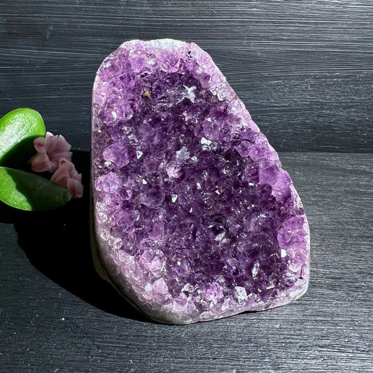 Uruguay Amethyst, polierte Kanten, stehen. Intensive lila Farbe. 318g. | Happy Minerals