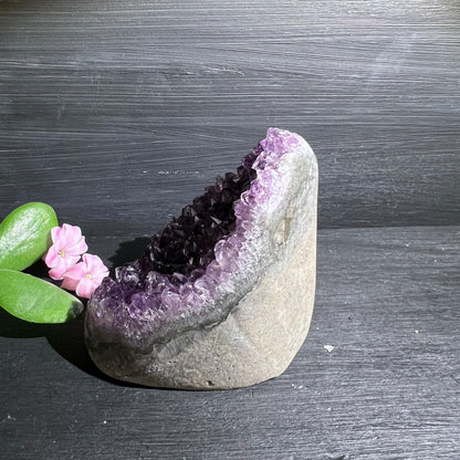 Uruguay Amethyst, polierte Kanten, stehen. Intensive lila Farbe. Linke Seite. | Happy Minerals