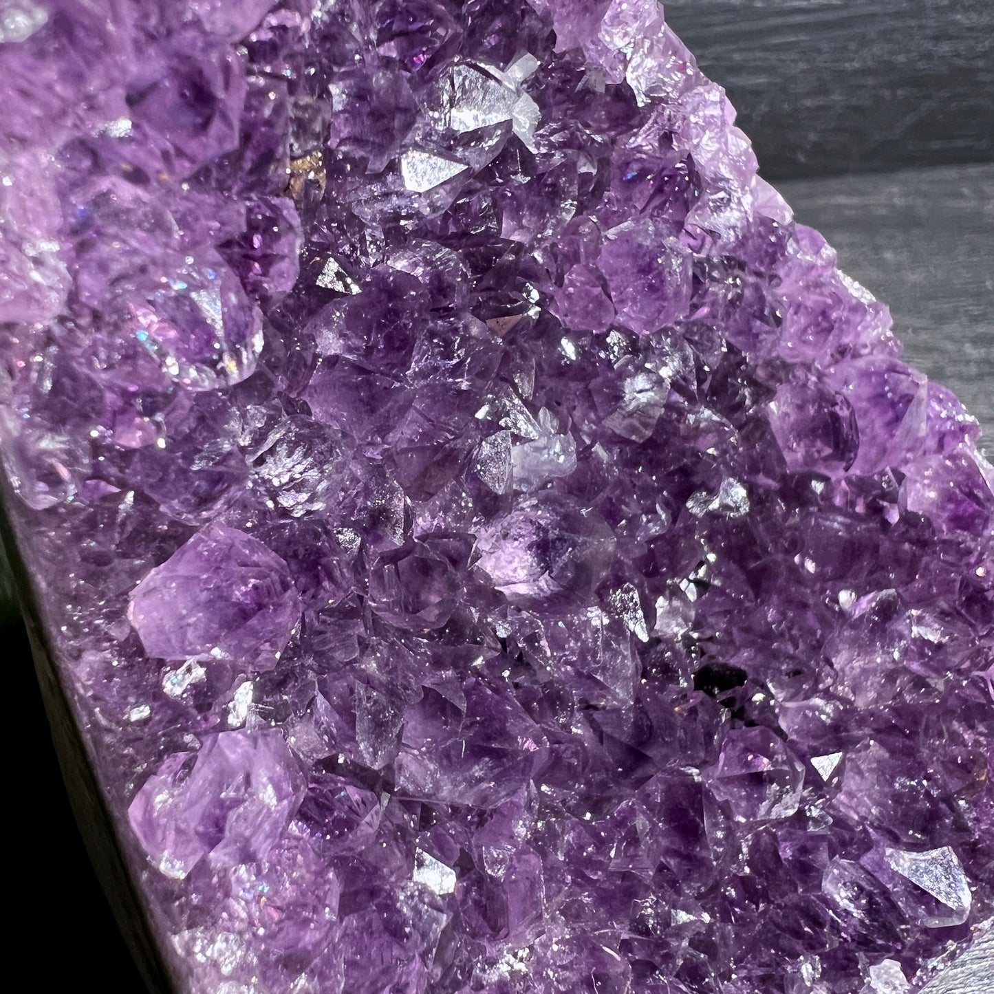 Uruguay Amethyst, polierte Kanten, stehen. Intensive lila Farbe. Nahaufnahme. | Happy Minerals