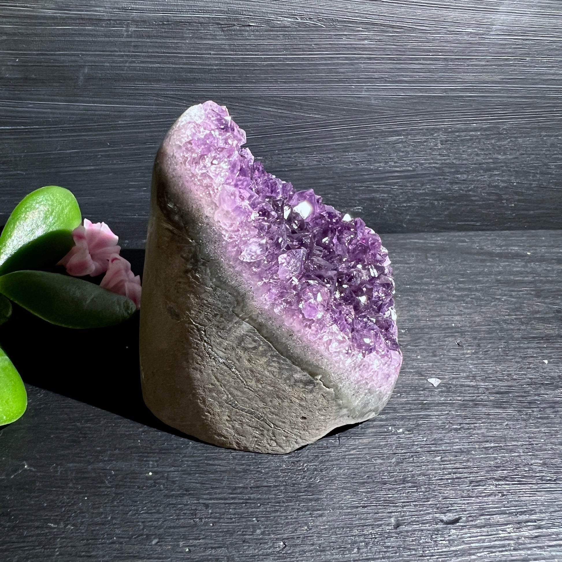Uruguay Amethyst, polierte Kanten, stehen. Intensive lila Farbe. Seitlich. | Happy Minerals