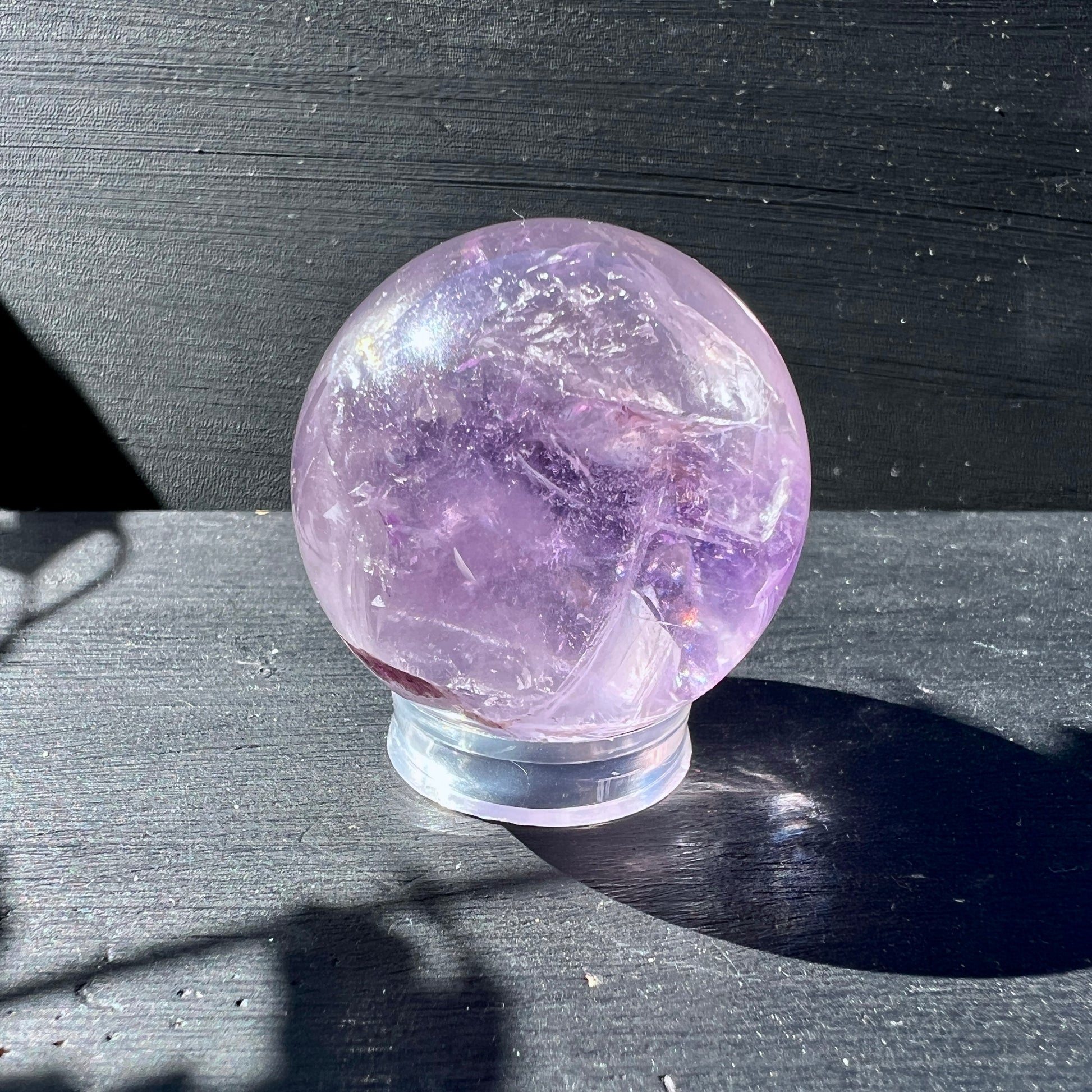 Wunderschöne Amethystkugel mit Regenbögen. 38mm. | Happy Minerals