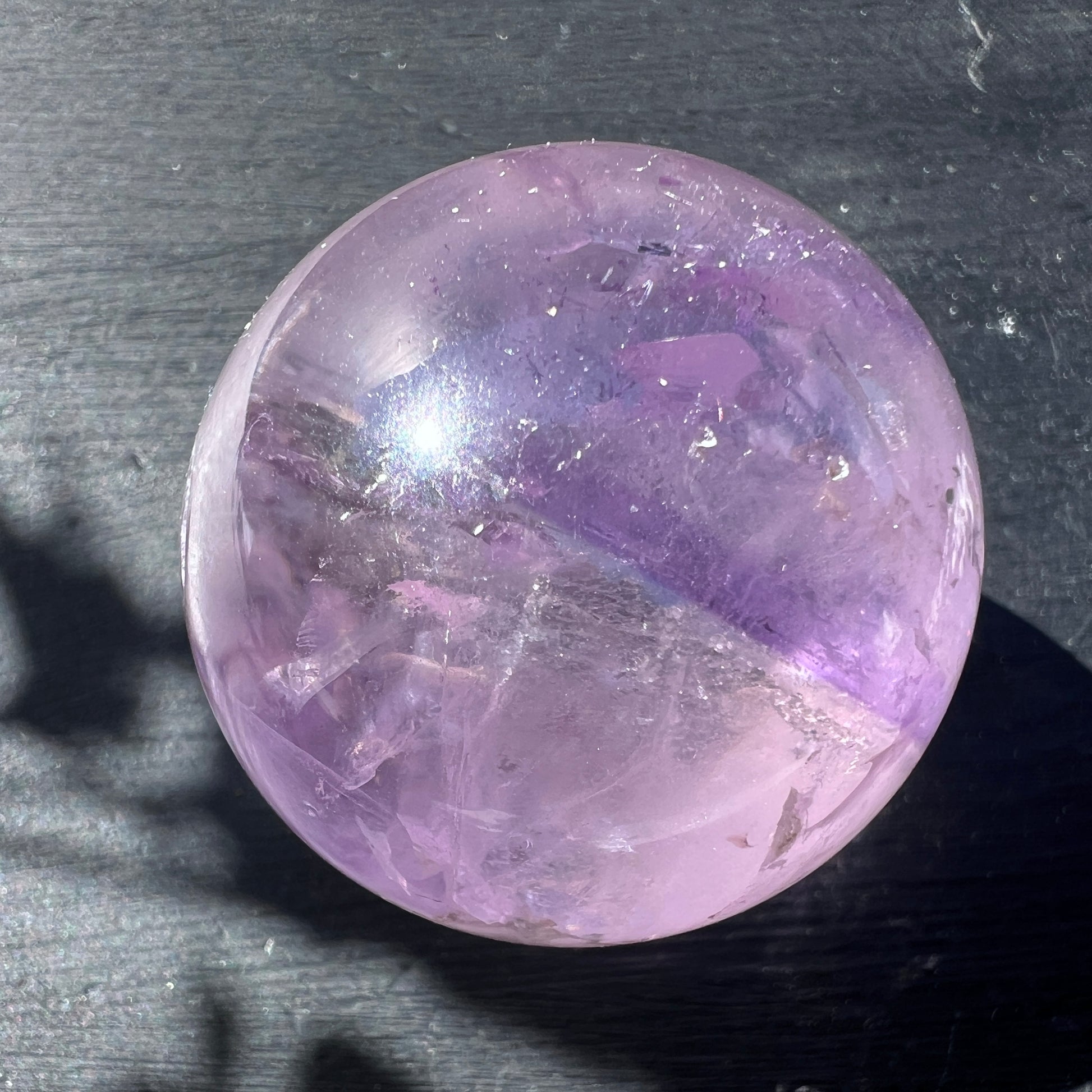 Wunderschöne Amethystkugel mit Regenbögen. 38mm. | Happy Minerals