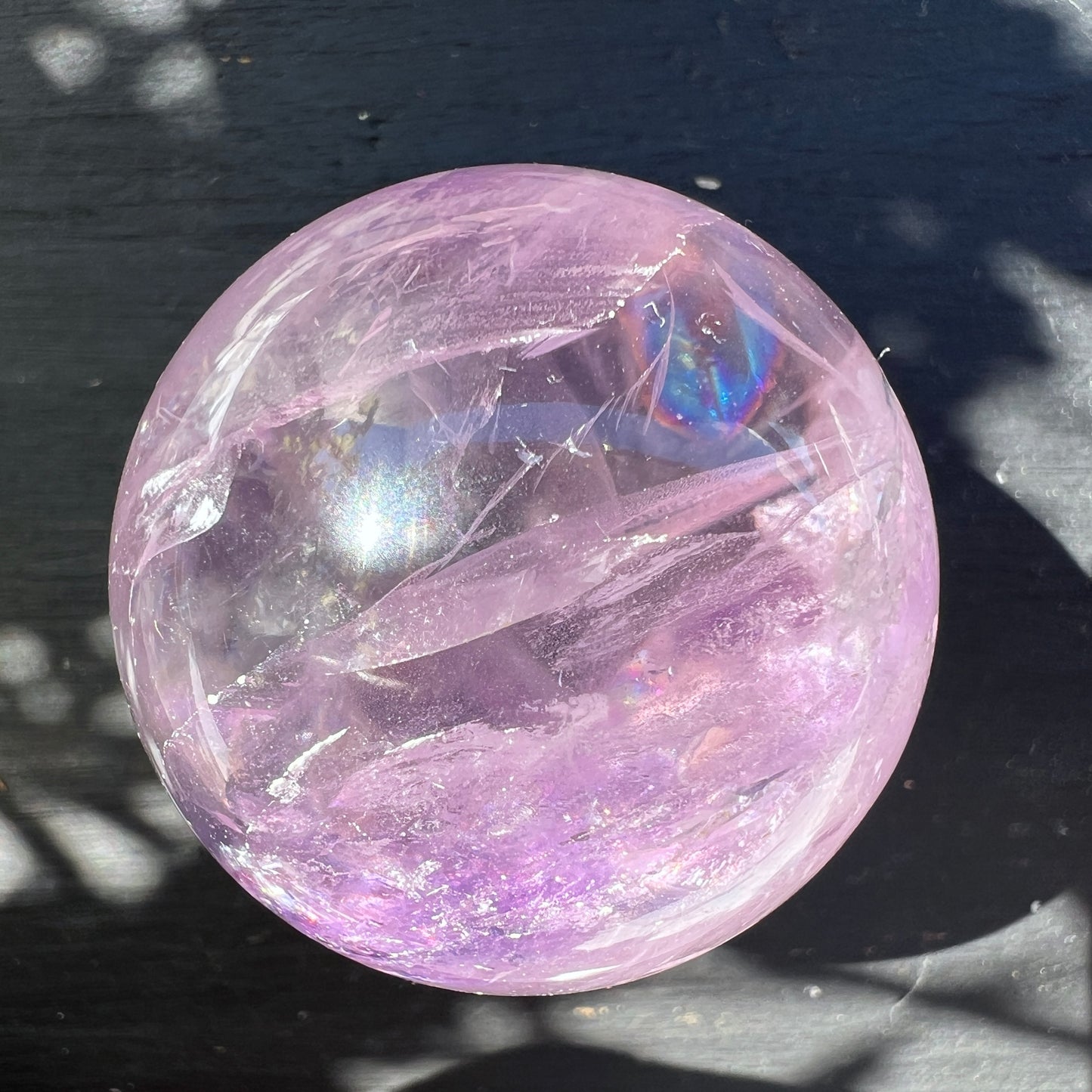 Wunderschöne Amethystkugel mit natürlichen Regenbögen.| Happy Minerals