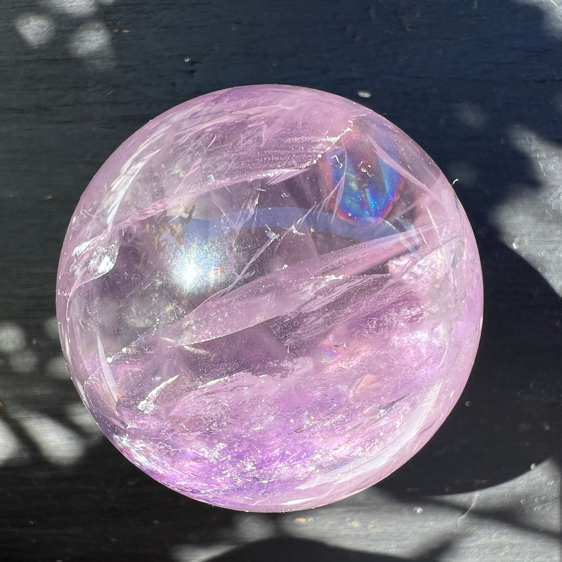 Wunderschöne Amethystkugel mit natürlichen Regenbögen.| Happy Minerals