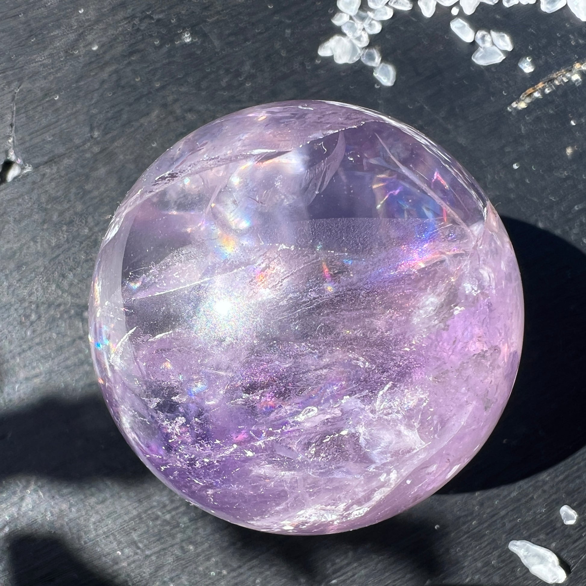 Wunderschöne Amethystkugel mit natürlichen Regenbögen und Einschlüssen.| Happy Minerals