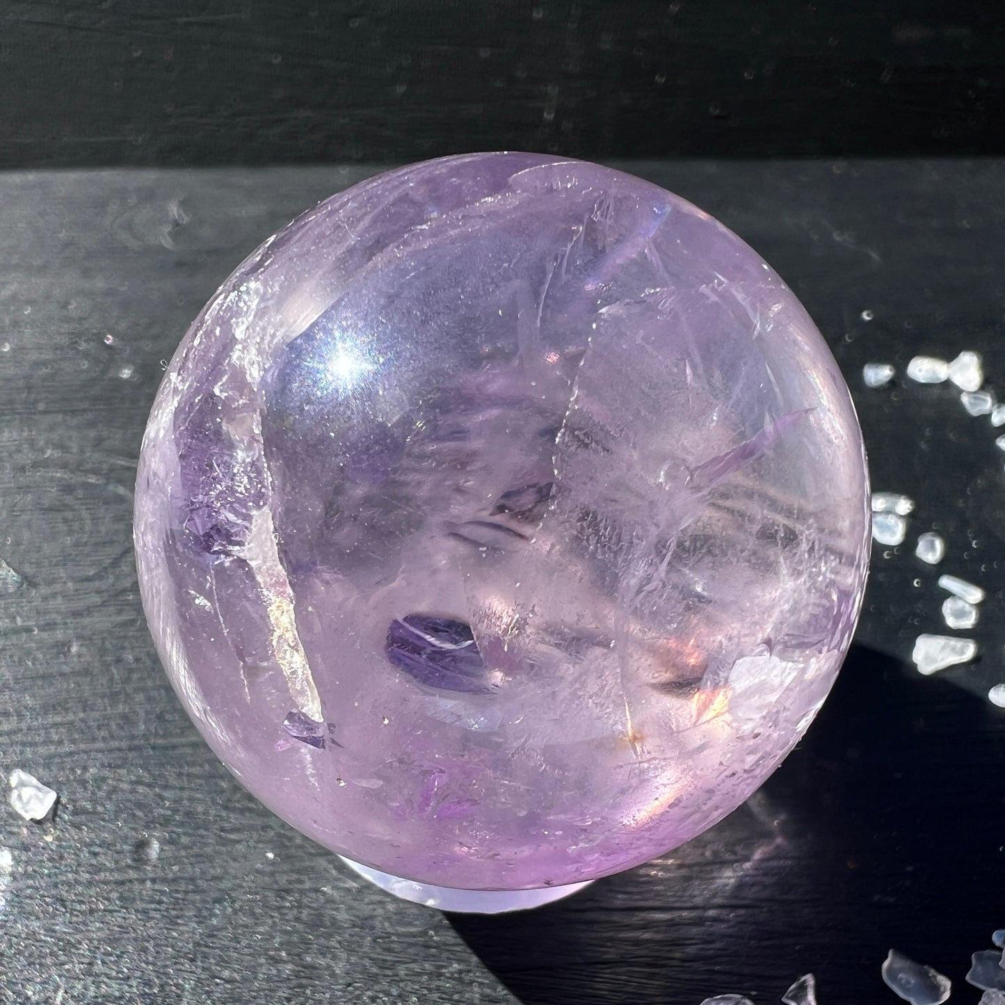 Wunderschöne Amethystkugel mit natürlichen Regenbögen und Einschlüssen, inkl. Ständer. Für Meditation, Deko. | Happy Minerals