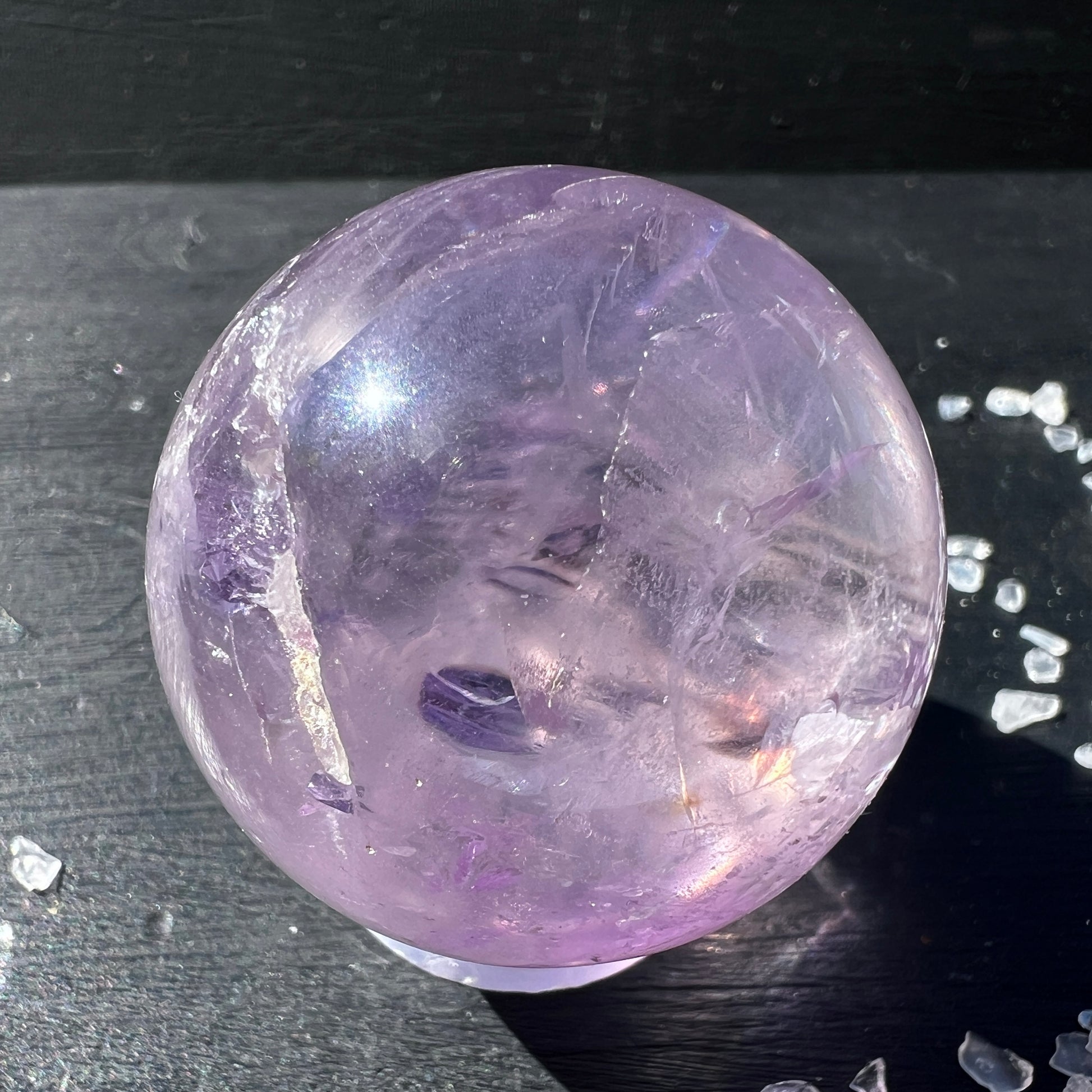 Wunderschöne Amethystkugel mit natürlichen Regenbögen und Einschlüssen, inkl. Ständer. Für Meditation, Deko. | Happy Minerals