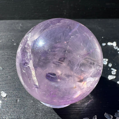 Wunderschöne Amethystkugel mit natürlichen Regenbögen und Einschlüssen, inkl. Ständer. Für Meditation, Deko. | Happy Minerals