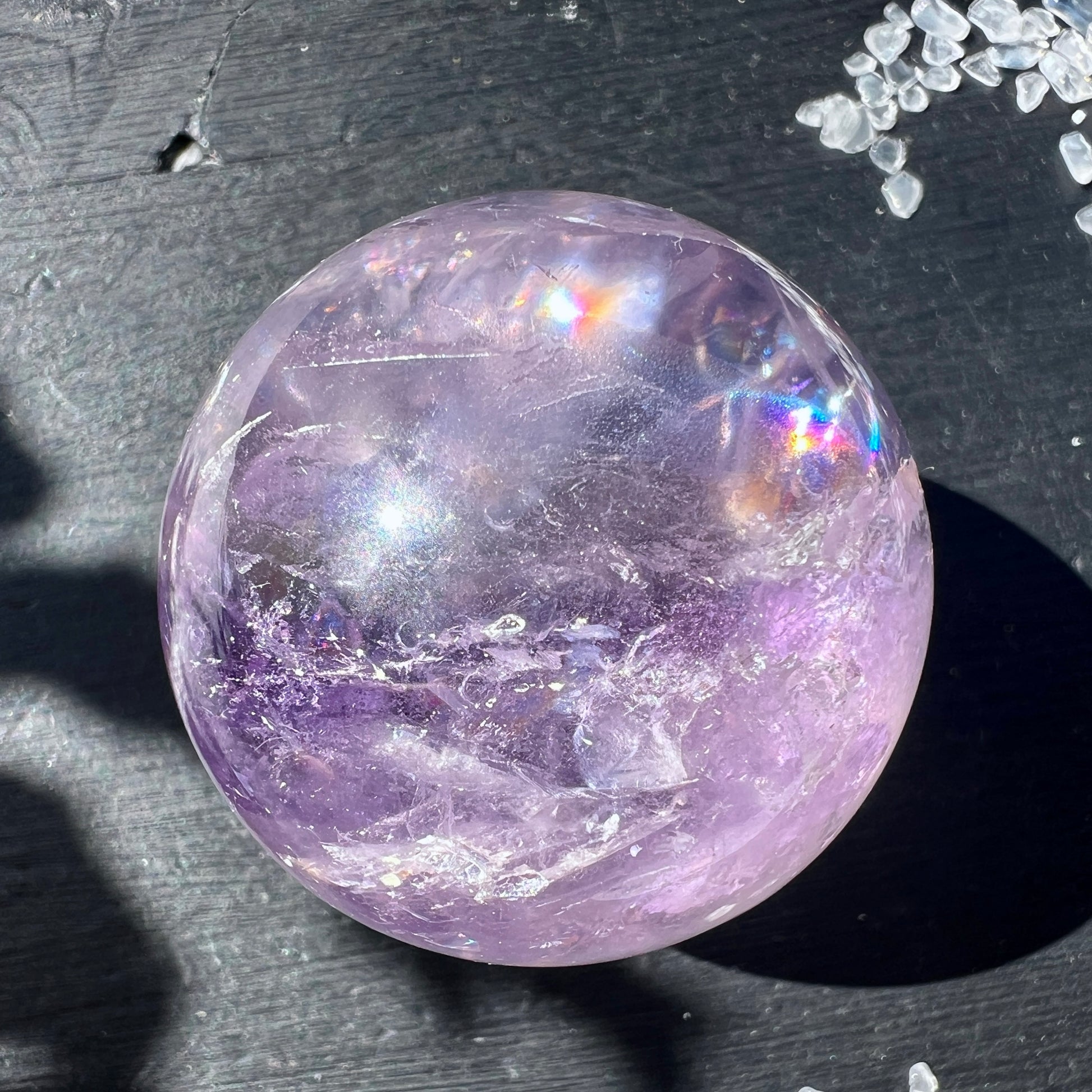 Wunderschöne Amethystkugel mit natürlichen Regenbögen und Einschlüssen, inkl. Ständer. Für Meditation, Deko und spirituelle Klarheit. | Happy Minerals