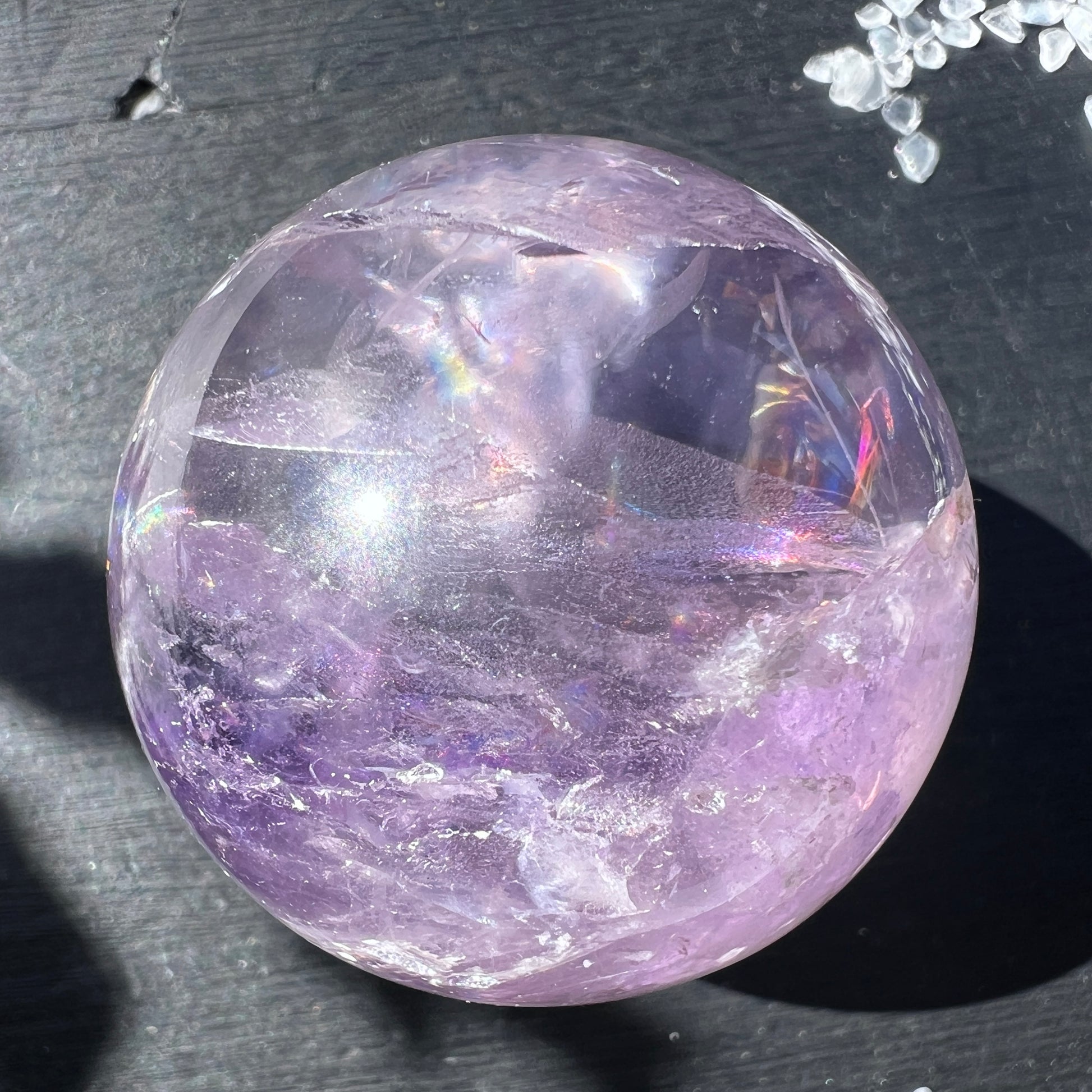 Wunderschöne Amethystkugel mit natürlichen Regenbögen und Einschlüssen, inkl. Ständer. | Happy Minerals