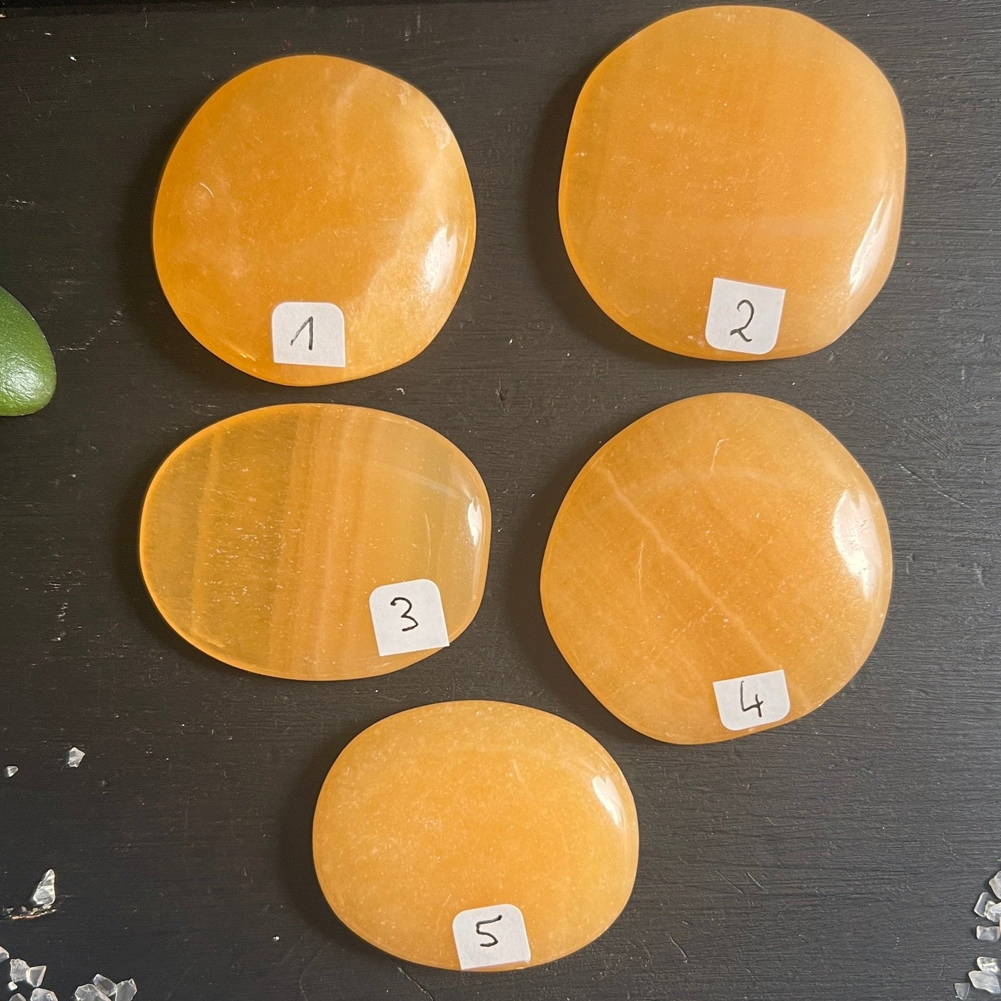 Wunderschöner Orangencalcit Handschmeichler – ein flacher Naturstein aus Mexiko mit einer intensiven gelben Farbe, ca. 5 cm groß. Du kannst zwischen fünf Varianten wählen. | Happy Minerals
