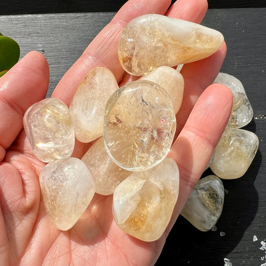 XL Citrin Trommelstein, erhitzter Amethyst, Taschenstein für Fülle und Positivität, in der Hand| Happy Minerals