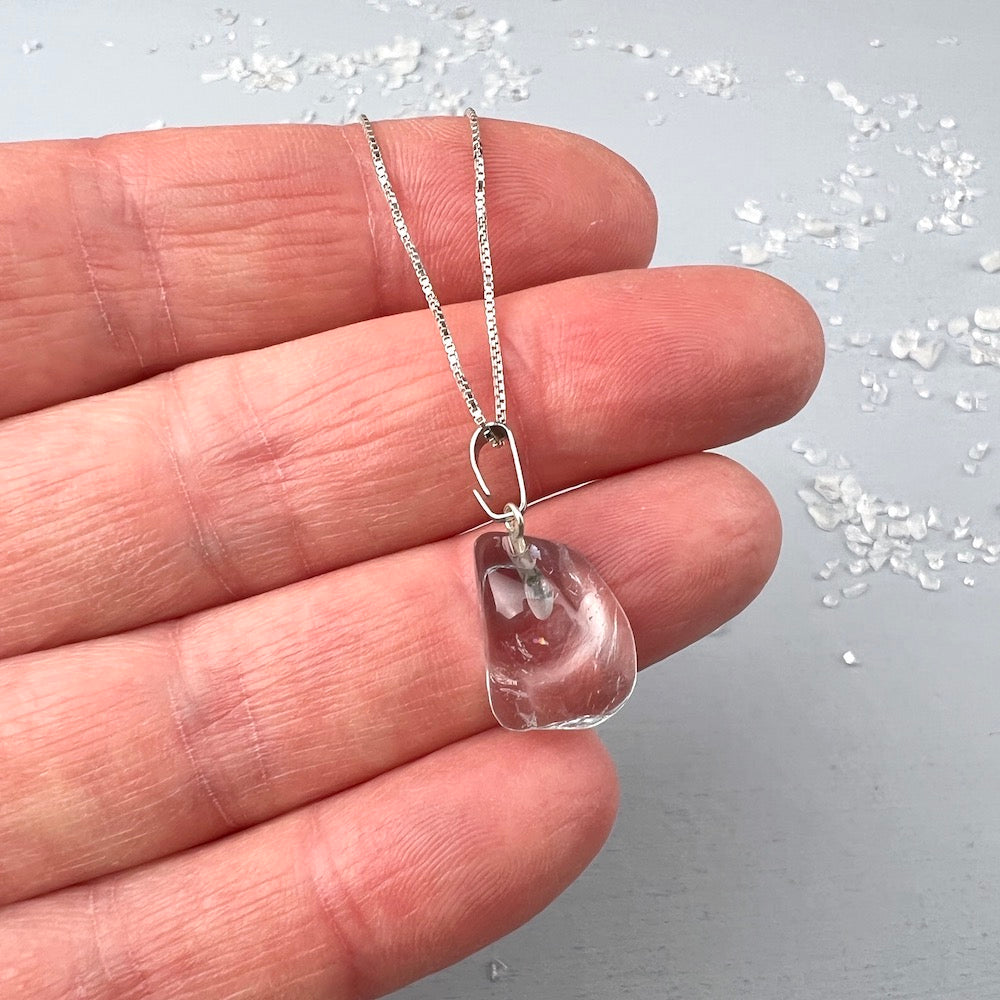 Zierliche Blautopaz Halskette in der Hand | Happy Minerals