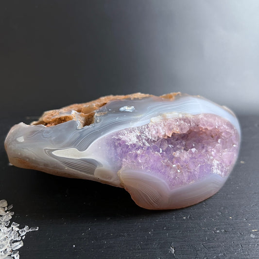 Achat-Amethyst Unikat | zarte Lavendeltöne | glitzernde Kristalldruse | Madagaskar | Happy Minerals