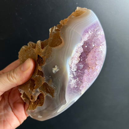 Achat-Amethyst in Hand gehalten | zarte Rosatöne | funkelnde Kristalle | Größenvergleich | Happy Minerals