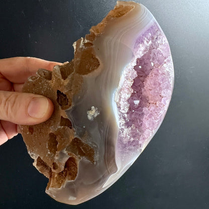 Achat-Amethyst Nahaufnahme Hand | lilafarbene Kristallspitzen | glänzende Oberfläche | Happy Minerals