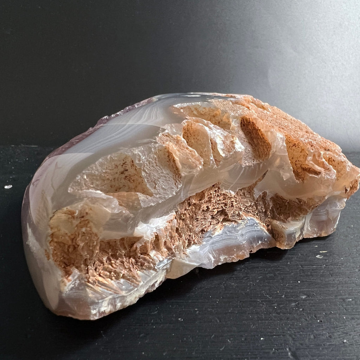 Achat-Amethyst Seitenansicht | sandige Hohlräume | changierende Bänderung | natürliches Unikat | Happy Minerals