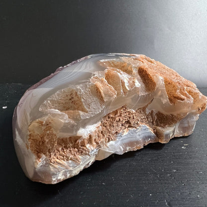 Achat-Amethyst Seitenansicht | sandige Hohlräume | changierende Bänderung | natürliches Unikat | Happy Minerals