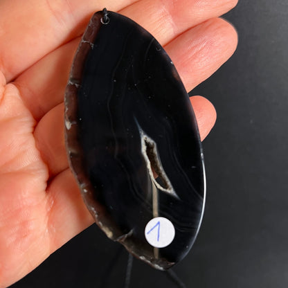 Achat Variante 1 | in Hand gehalten | dunkle Bänderung | weiße Drusen-Ader | Happy Minerals