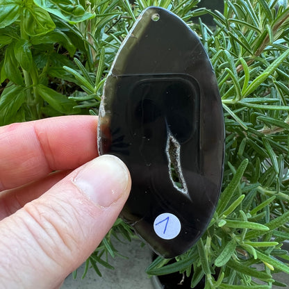 Achat Variante 1 | im Freien | vor Rosmarin-Pflanze | Happy Minerals