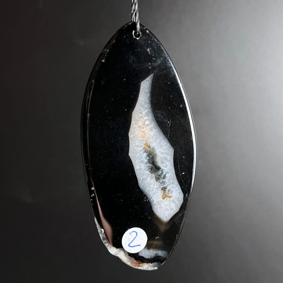 Achat Variante 2 | hängend | cremeweiße Drusenzone | goldene Einschlüsse | Happy Minerals