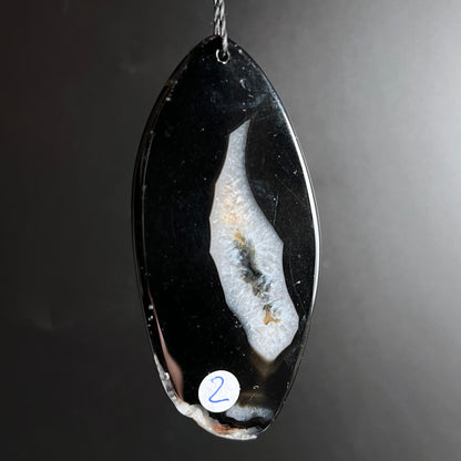 Achat Variante 2 | hängend | cremeweiße Drusenzone | goldene Einschlüsse | Happy Minerals