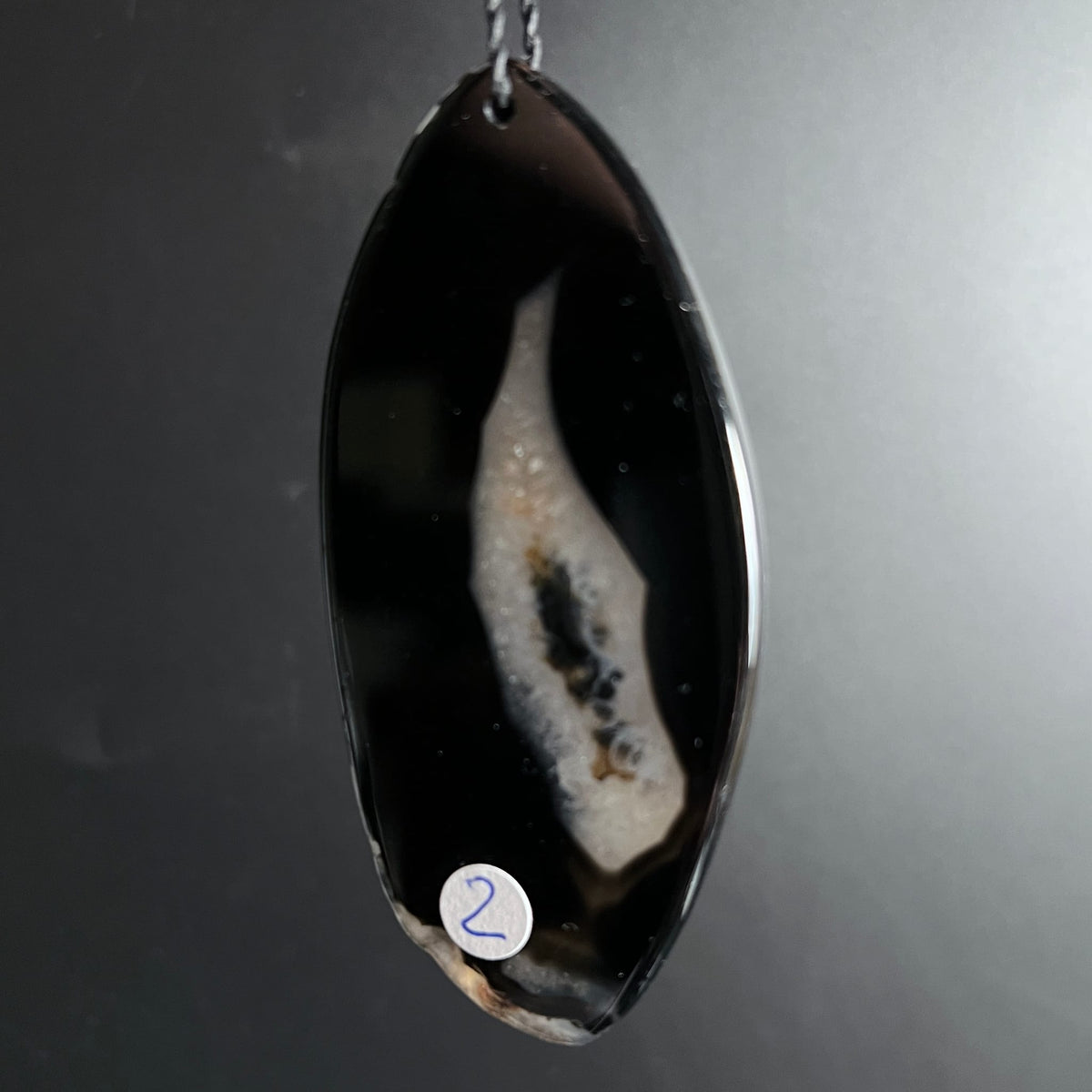 Achat Variante 2 | Nahaufnahme | schimmernde Kristalldruse | schwarz-glänzend | Happy Minerals