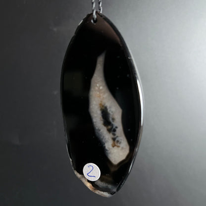 Achat Variante 2 | Nahaufnahme | schimmernde Kristalldruse | schwarz-glänzend | Happy Minerals