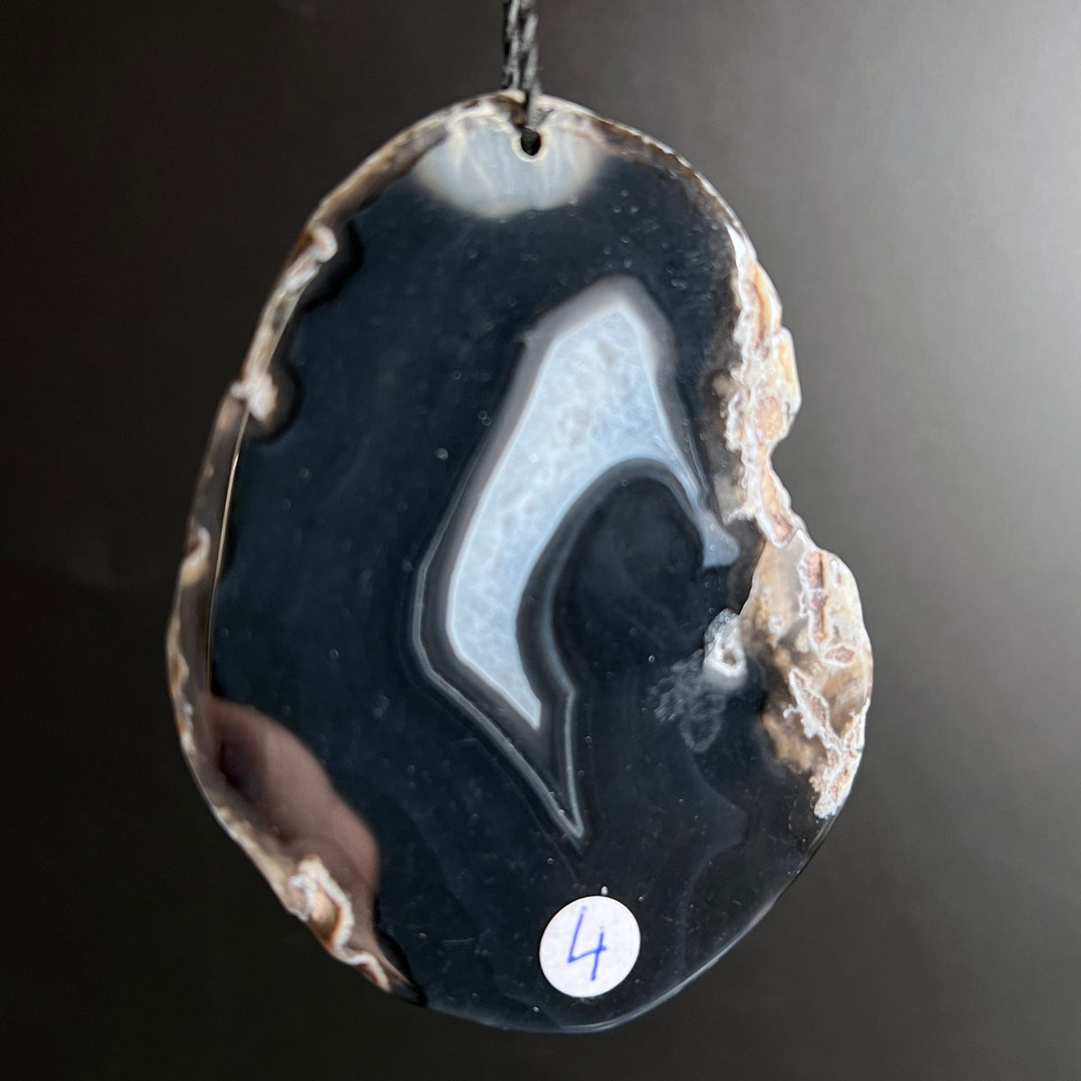 Achat Variante 4 | hellgraue Kristallformation | rauer Naturrand | Happy Minerals