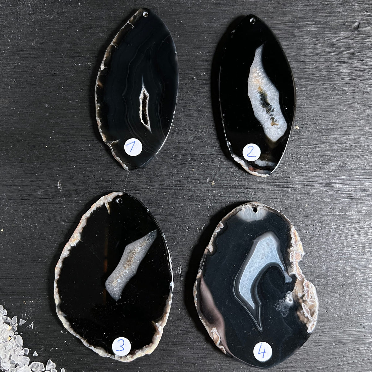 Vier Achat-Anhänger | Übersicht nummeriert 1-4 | schwarze Bänderung | Happy Minerals