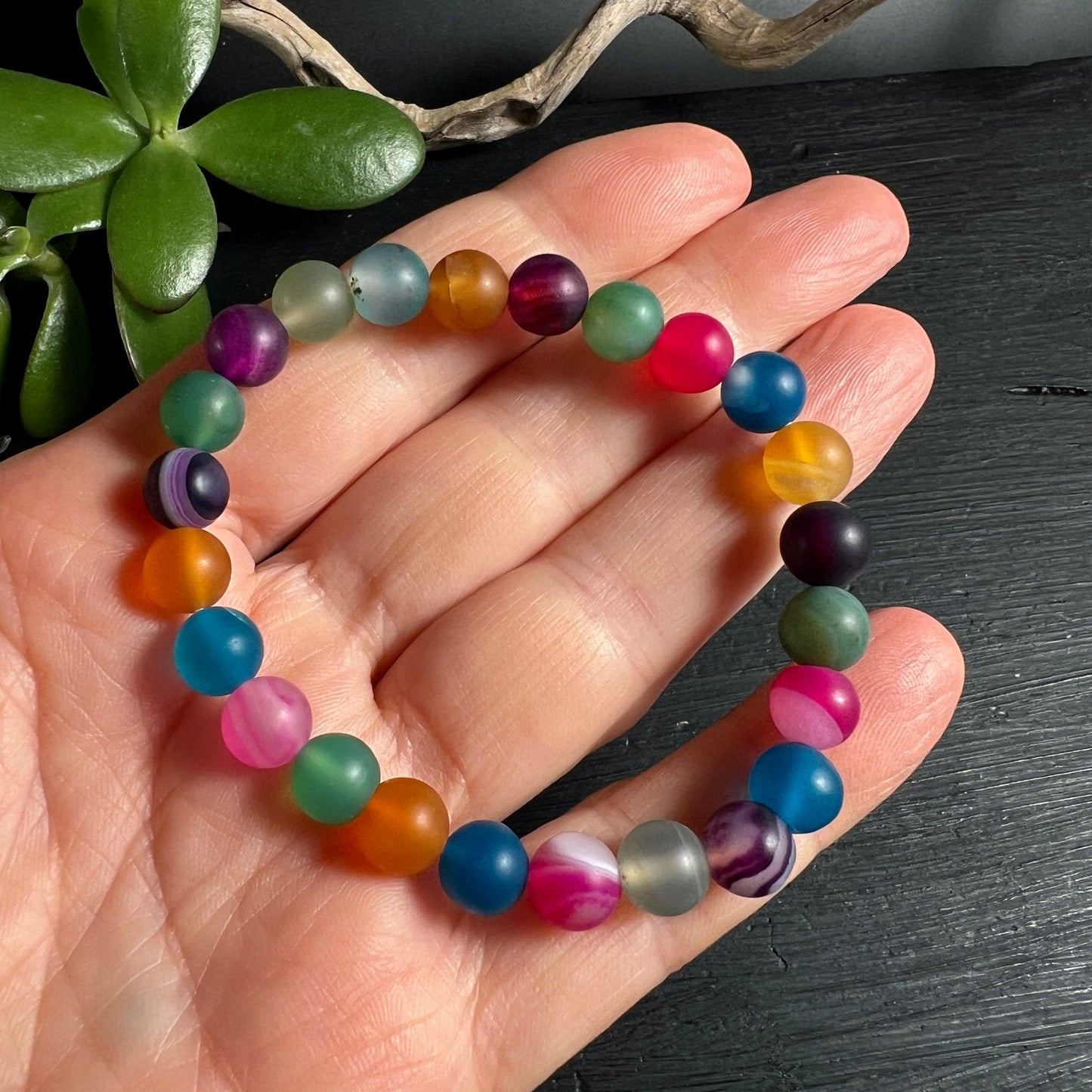 Achat Armband | runde Perlen | gefärbt | bunt | Hand haltend | Brasilien | Edelstein | Happy Minerals