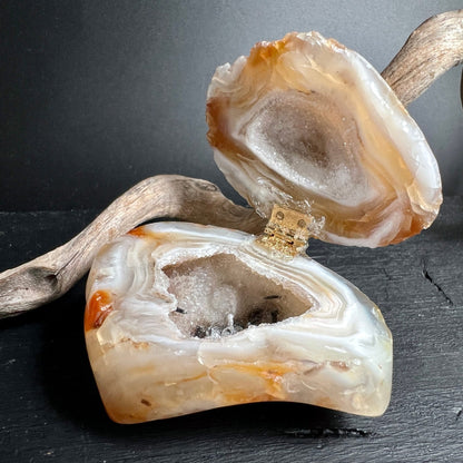 Achat Schmuckdose geöffnet | kristalline Innenhöhle | goldenes Scharnier | Brasilien Unikat Happy Minerals