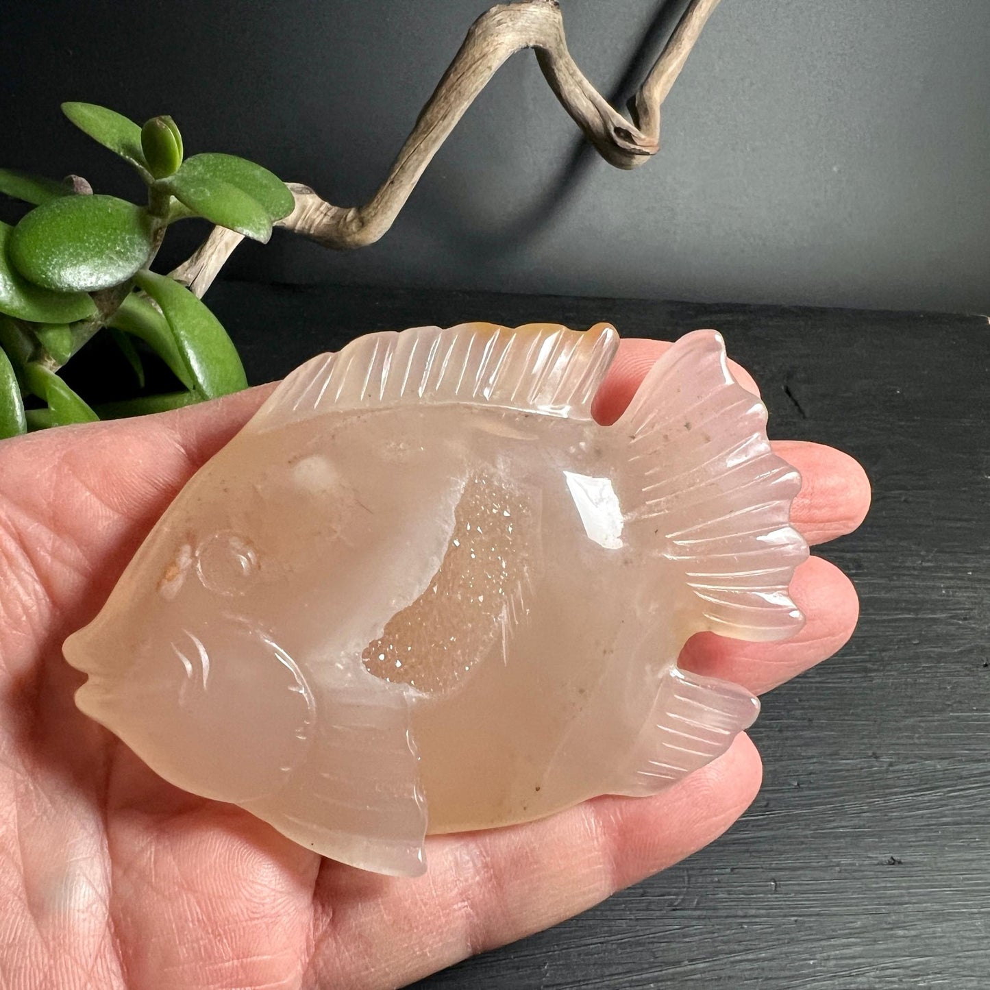 Handgeschnitzter Achat Fisch mit funkelnder Druzy Hoehle am Bauch