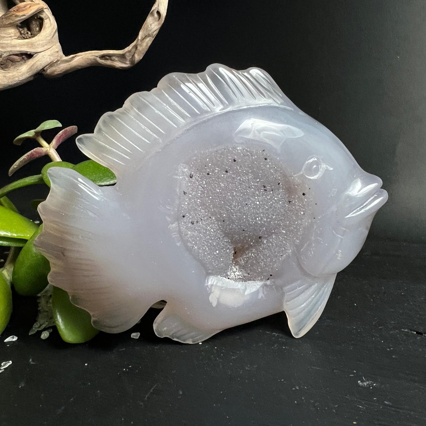 Graublauer Achat Fisch Figur mit laechelndem Gesicht transluzent
