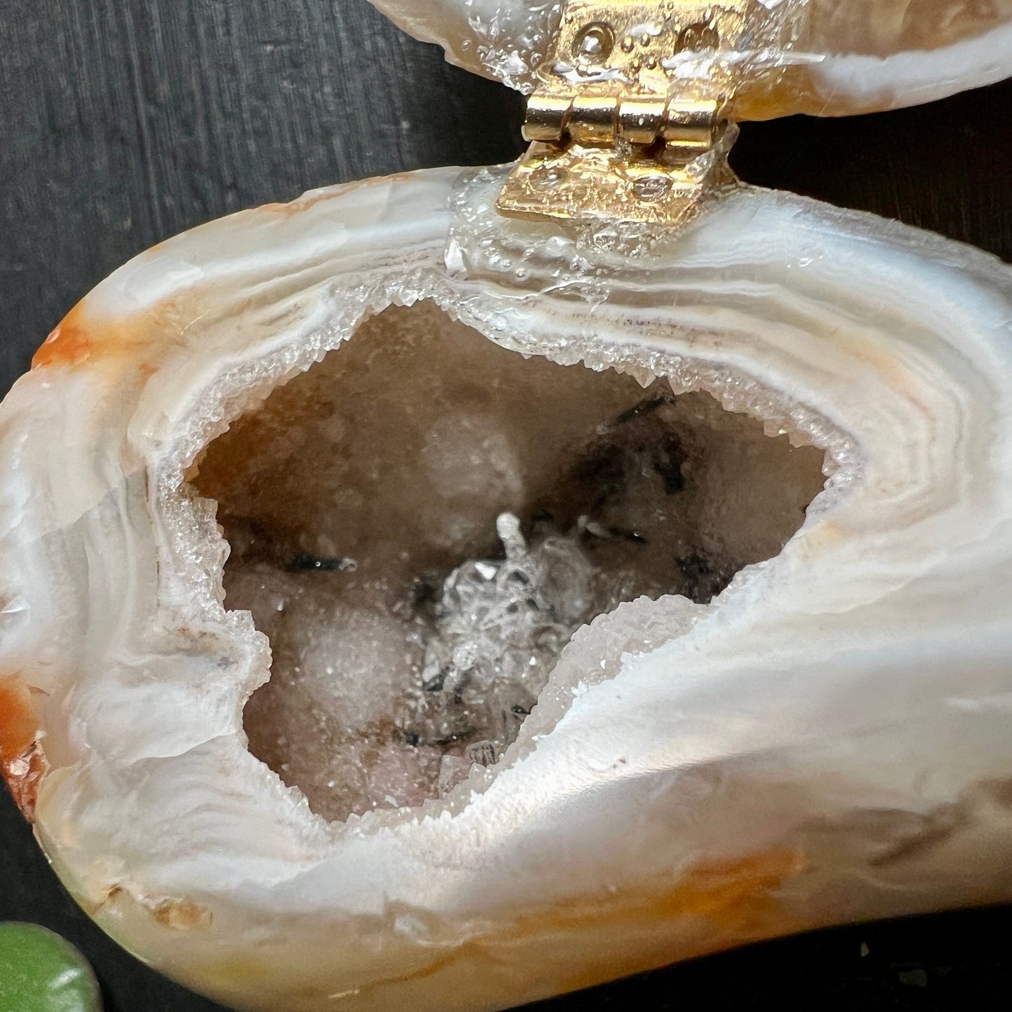 Achat Geoden-Box Detail | Bergkristall-Drusen | goldenes Scharnier | Brasilien Schmuck-Aufbewahrung Happy Minerals
