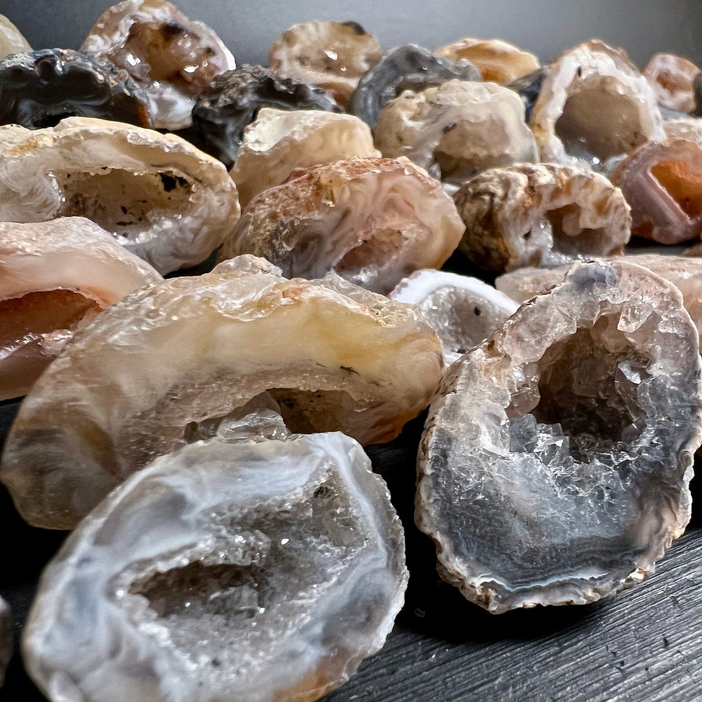 Achat-Geoden | zartes Beige-Grau | Oco Mandelstein | Kristallglanz | Happy Minerals