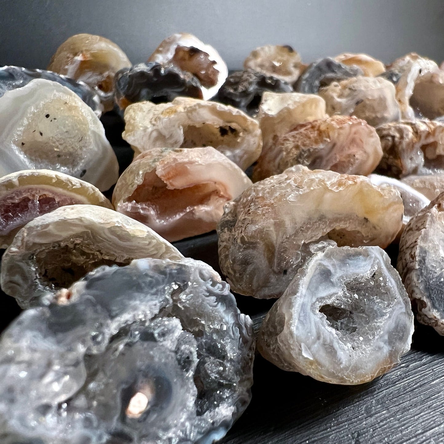 Achat-Geoden | erdige Farbtöne | Mandelstein Mexiko | Kristallhöhlen Detail | Happy Minerals