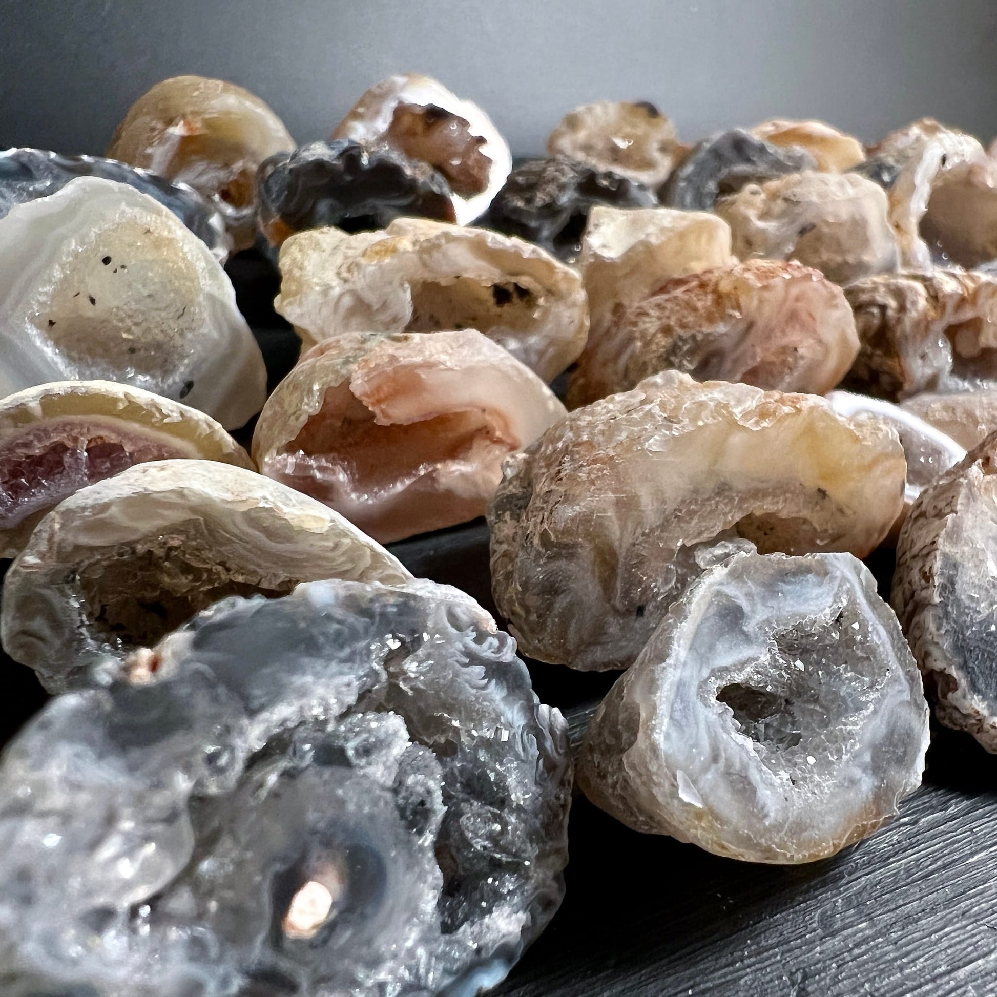 Achat-Geoden | erdige Farbtöne | Mandelstein Mexiko | Kristallhöhlen Detail | Happy Minerals
