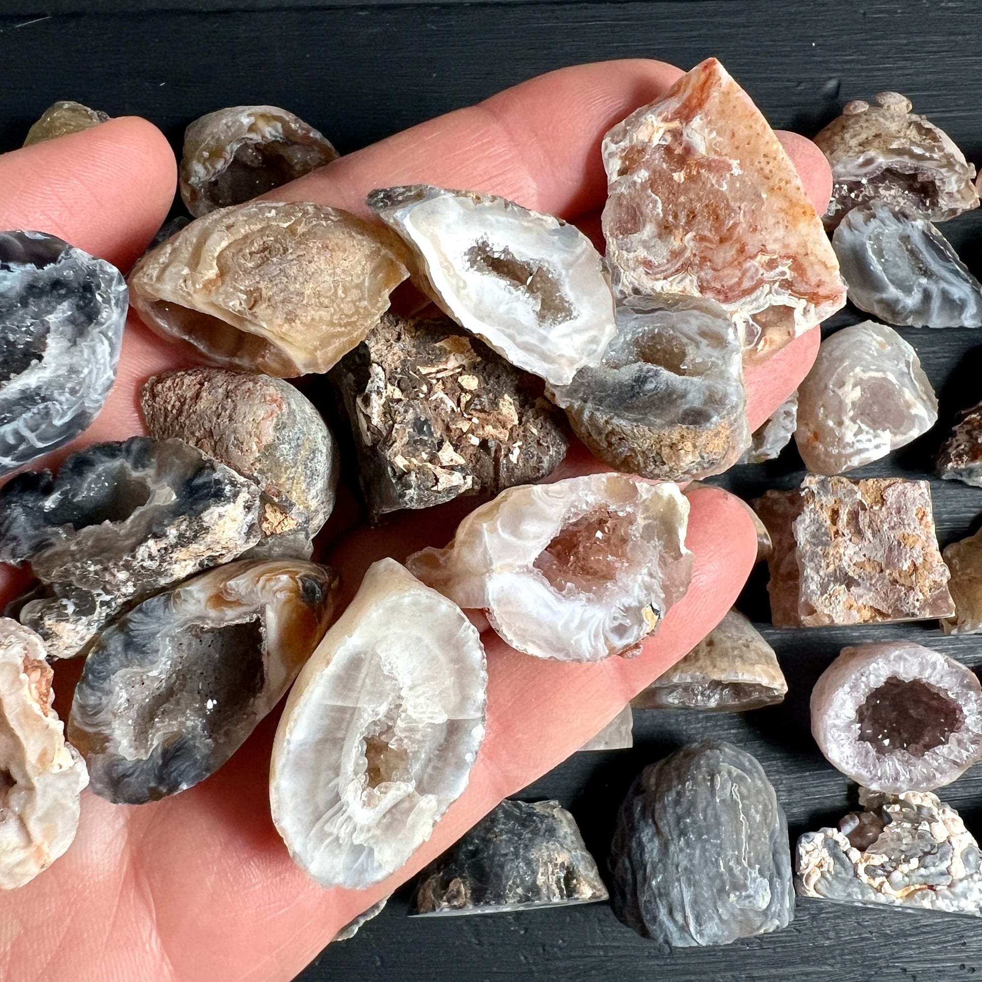 Achat-Geoden | in der Hand gehalten | Mandelstein Mexiko | Größenvergleich | Happy Minerals
