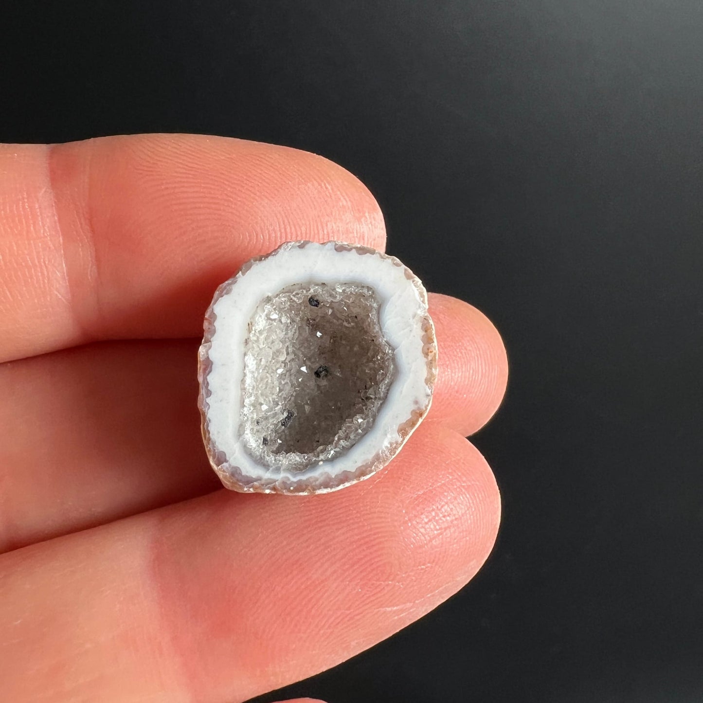 Achat-Geode | Mini Mandelstein | weißer Rand mit Kristallkern | Mexiko | Happy Minerals