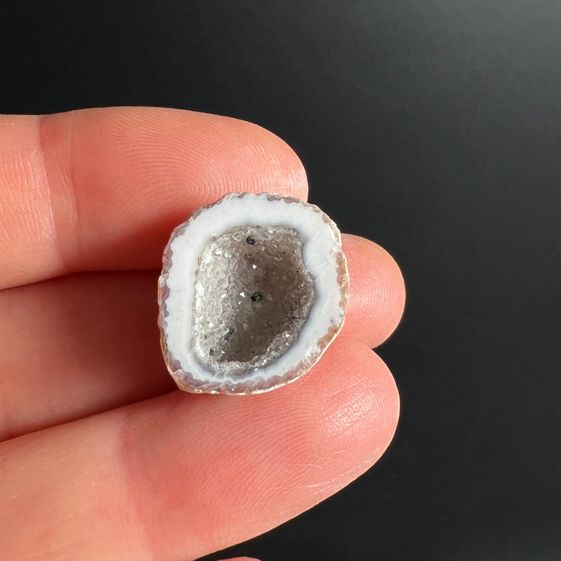 Achat-Geode | Mini Mandelstein | weißer Rand mit Kristallkern | Mexiko | Happy Minerals