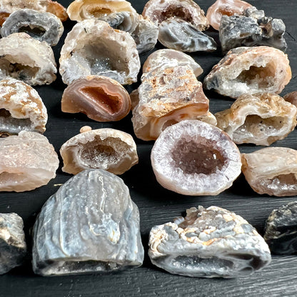 Achat-Geoden | glitzernde Quarzkerne | Mandelstein Mexiko | Nahaufnahme | Happy Minerals