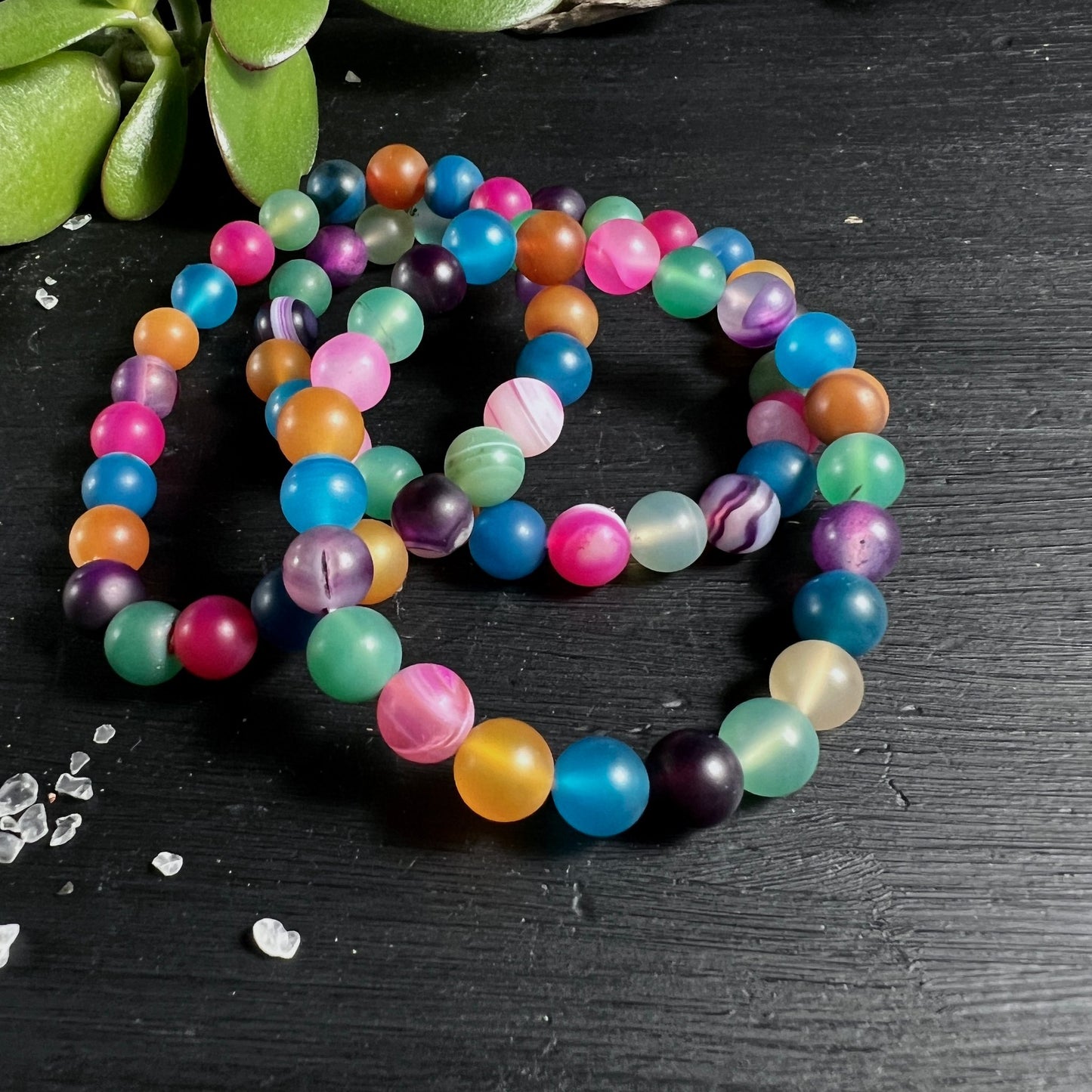 Bunte Achat Perlen | gefärbt | Brasilien | rund | mehrfarbig | Kette auf dunklem Holz | Happy Minerals
