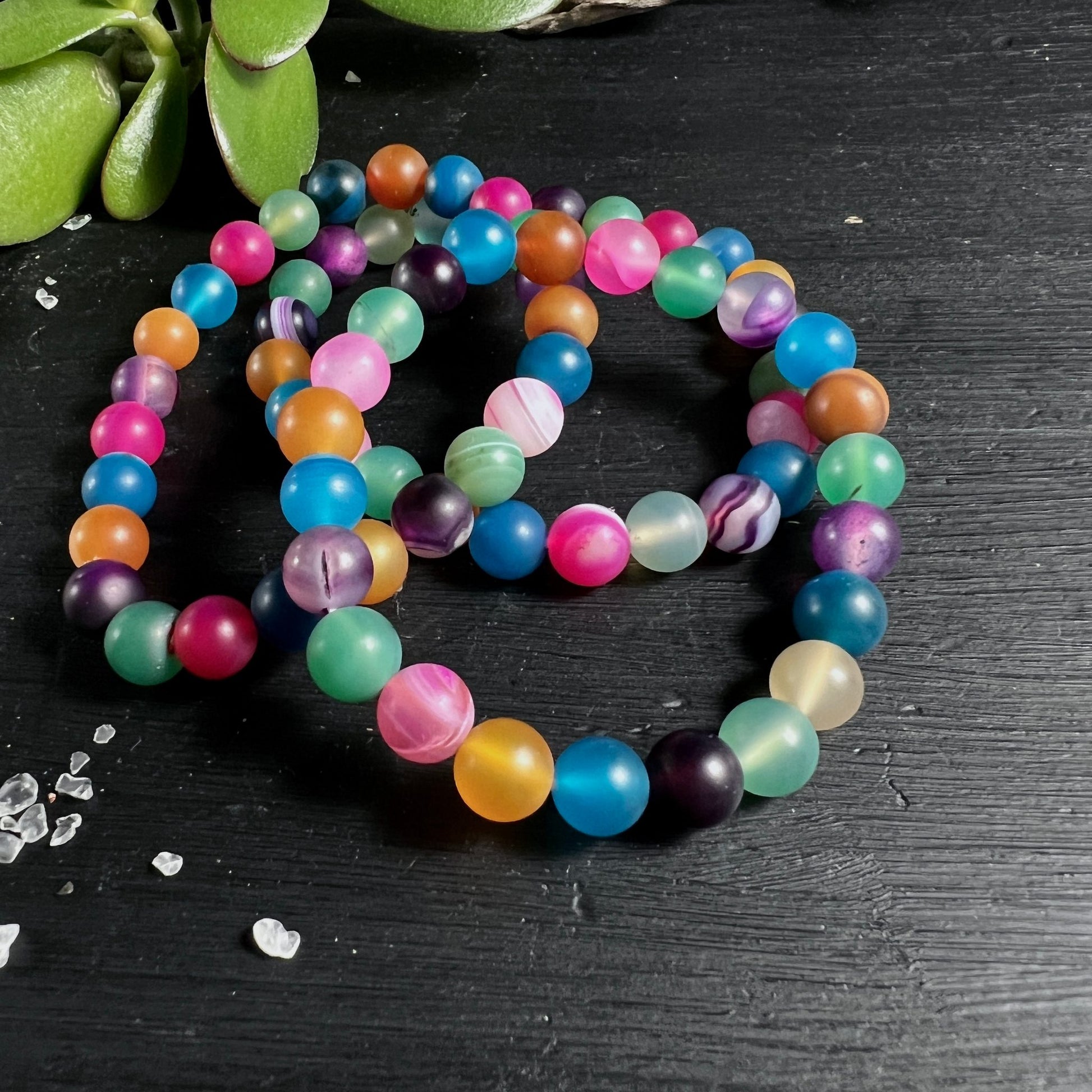Bunte Achat Perlen | gefärbt | Brasilien | rund | mehrfarbig | Kette auf dunklem Holz | Happy Minerals